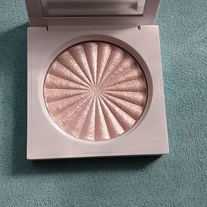 OFRA highlighter in Pillow Talk